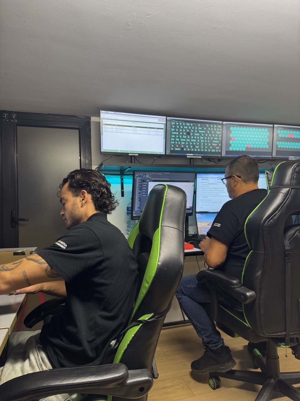 Tecnici PowerMedia alle postazioni di monitoraggio nella sede